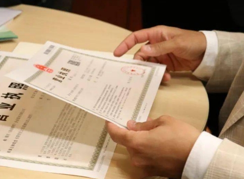 股权被法院冻结后，还可以办理商事登记变更吗？